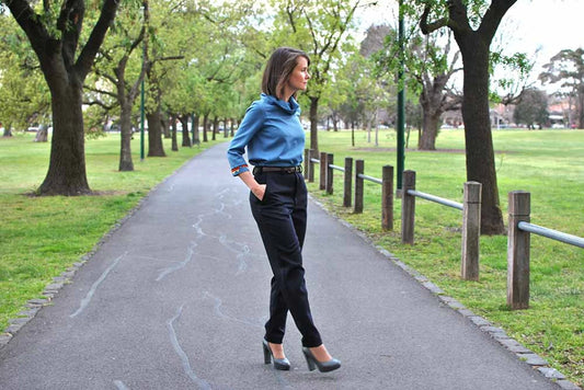 Airy wool stretch slacks (Dark Grey)